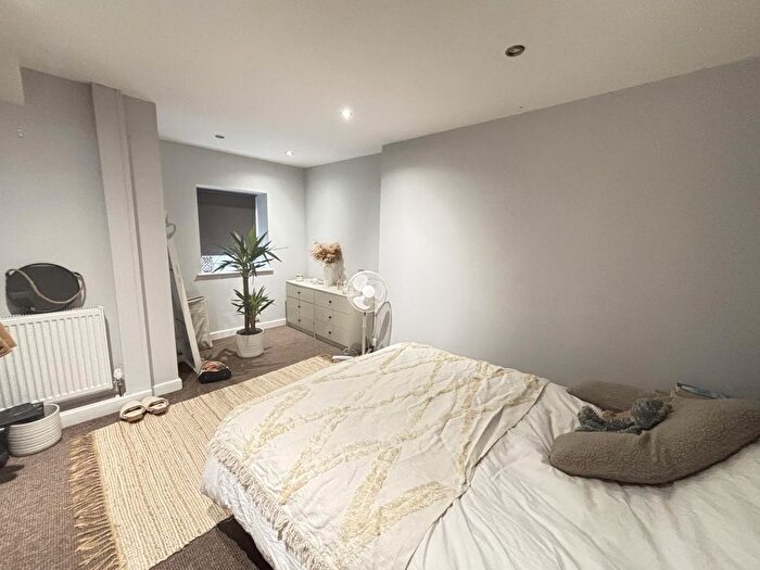 3 Bedroom Semi-Detached House To Rent In Knowle Mount, Leeds, LS4