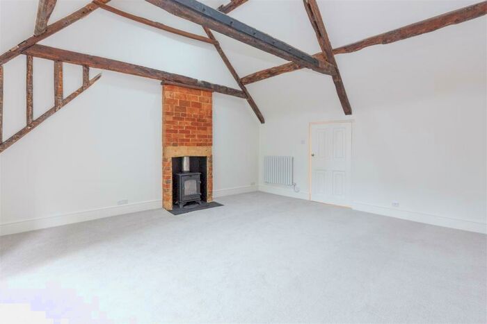 2 Bedroom Apartment To Rent In Market Street, Woodstock, OX20