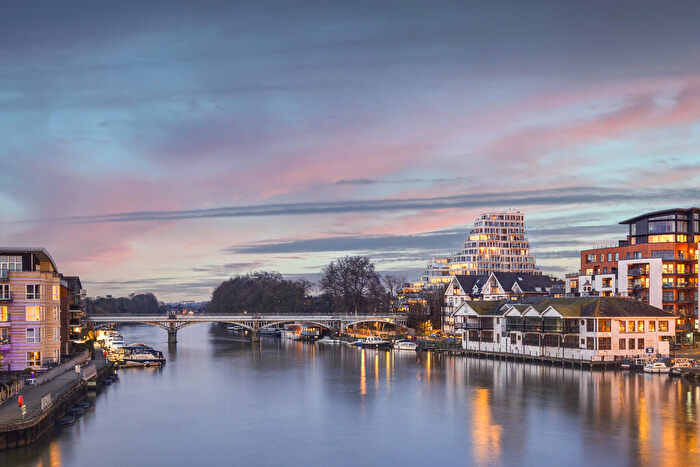 3 Bedroom Apartment For Sale In Kingston Riverside, Kingston Upon Thames, KT2