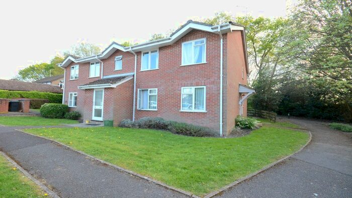 2 Bedroom Flat To Rent In Birch Grove, Hook, RG27