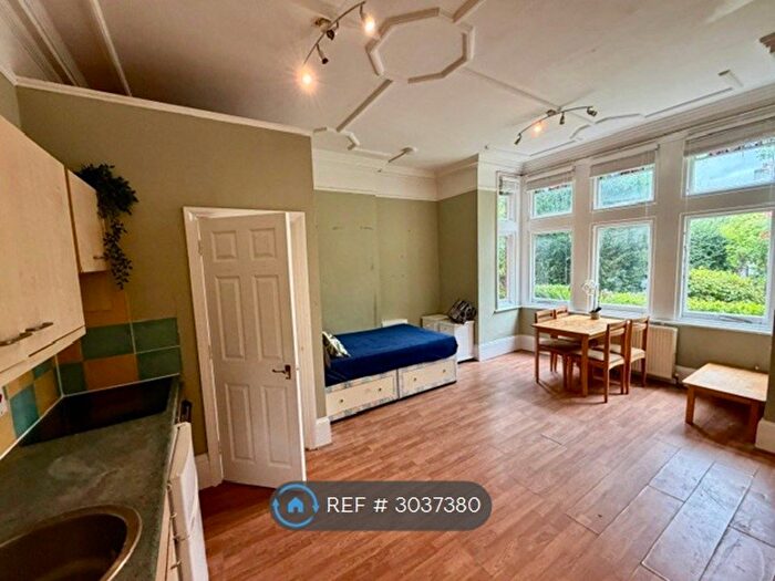 Studio To Rent In Chiswick High Road, London, W4