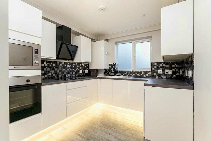 2 Bedroom Flat To Rent In Jengar Close, Sutton, SM1