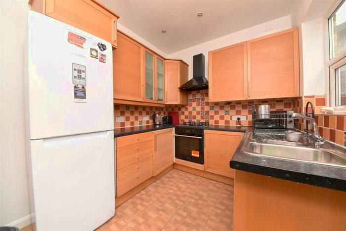 4 Bedroom Semi-Detached House To Rent In Long Lane, Finchley, N2