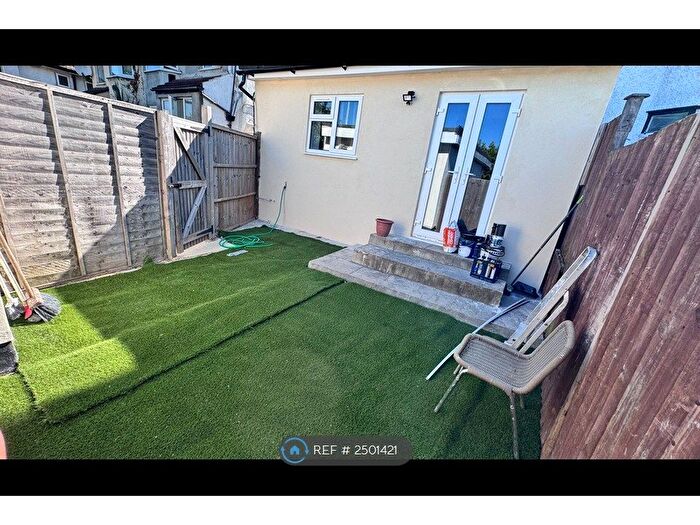 2 Bedroom Maisonette To Rent In Selborne Gardens, London, NW4