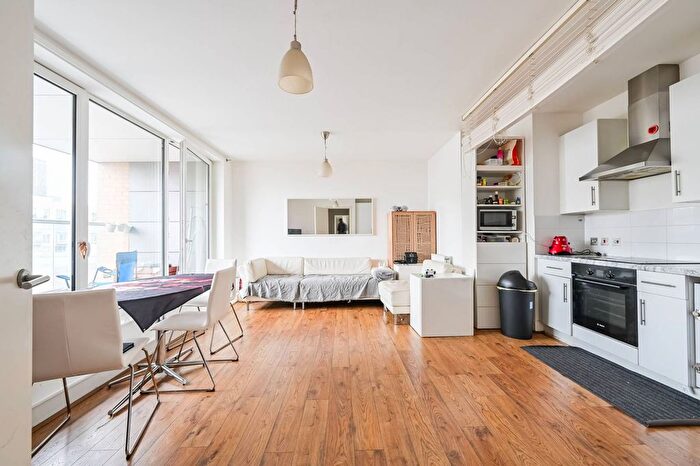 2 Bedroom Flat For Sale In East Ferry Road, Canary Wharf, London, E14