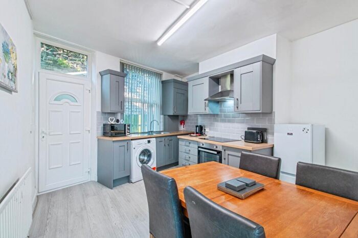 4 Bedroom End Of Terrace House For Sale In Bank Street, Morley, Leeds, LS27
