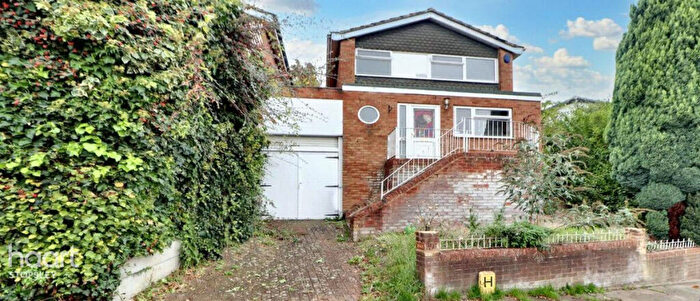 3 Bedroom Detached House For Sale In Devon Road, Luton, LU2
