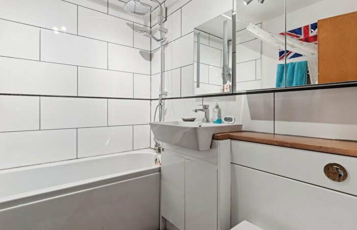 2 Bedroom Flat For Sale In Old Hale Way, Hitchin, SG5