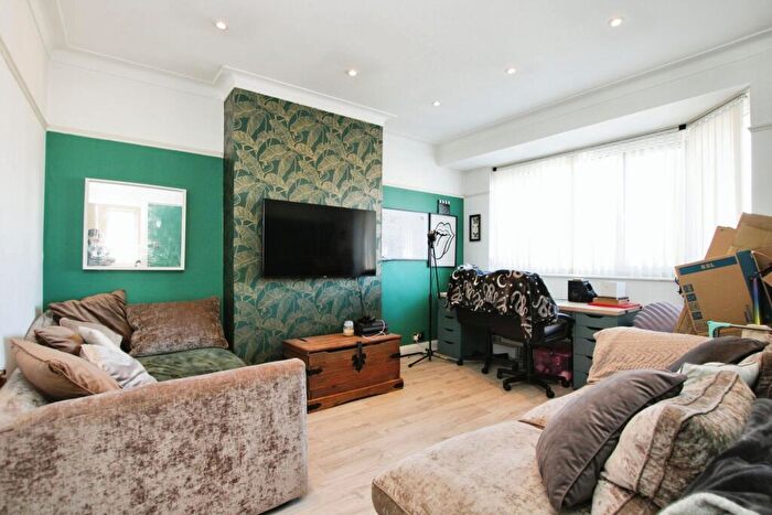 2 Bedroom Maisonette To Rent In Canonbury Road, Enfield, EN1
