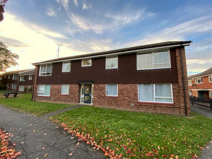 2 Bedroom Flat To Rent In Blackman Close, Hoo, Rochester, ME3