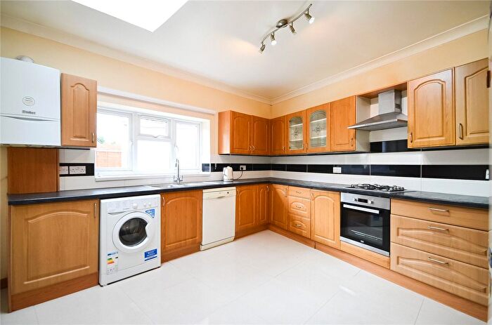 1 Bedroom Flat To Rent In Daphne Gardens, Chingford, E4