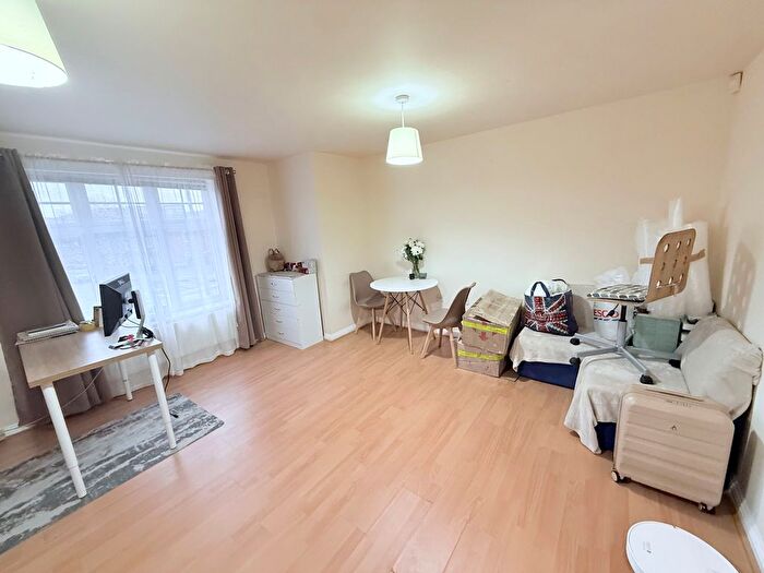 2 Bedroom Flat To Rent In Cleeves Court, Nottingham, NG7