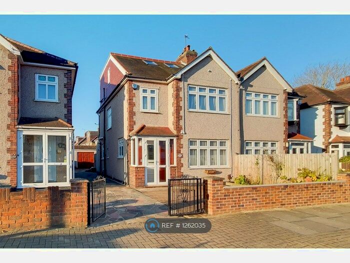 4 Bedroom Semi-Detached House To Rent In Princes Plain, Bromley BR2