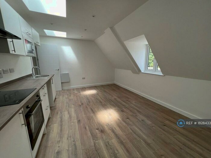 1 Bedroom Flat To Rent In Oriel House, Northampton, NN1