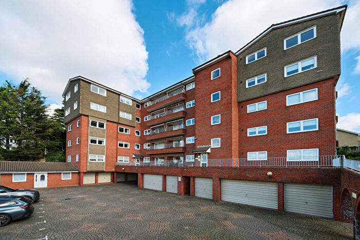 2 Bedroom Apartment For Sale In Spring Grove, Gravesend, Kent, DA12