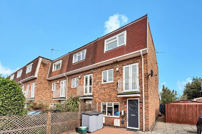 4 Bedroom End Terrace House For Sale In Aspen Close, W5