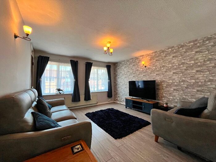 1 Bedroom Maisonette For Sale In Juniper Way, Romford, RM3