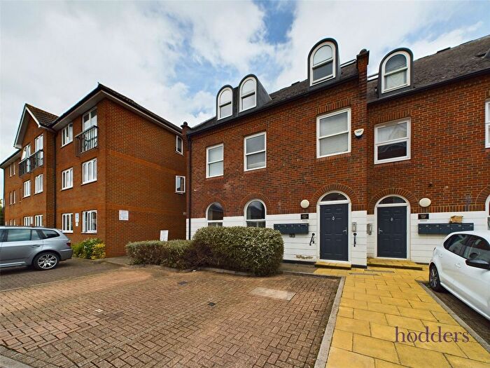 1 Bedroom Flat To Rent In Gogmore Lane, Chertsey, Surrey, KT16