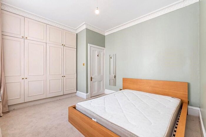 2 Bedroom Flat To Rent In Elsham Road, London, W14