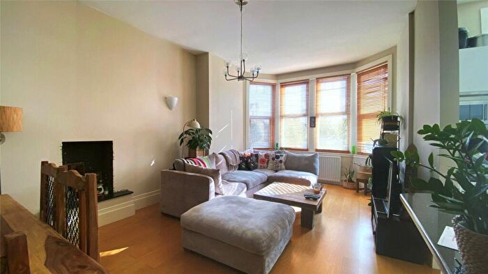 2 Bedroom Apartment To Rent In Woodside Grove, Finchley, London, N12