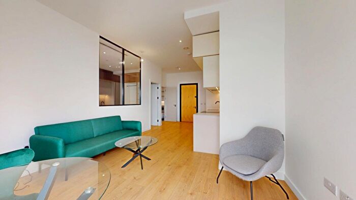 1 Bedroom Flat To Rent In Great West Road, Brentford, TW8