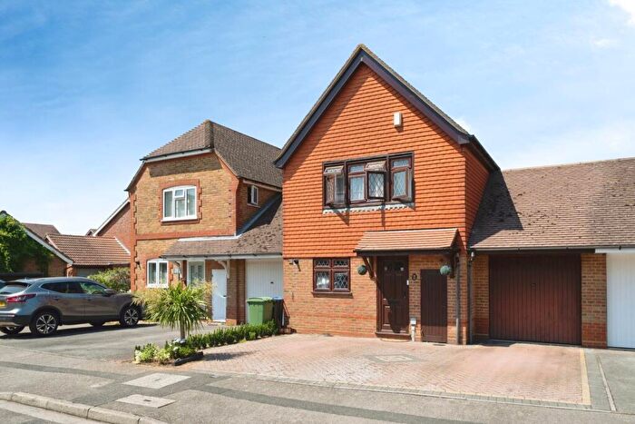 3 Bedroom Detached House For Sale In Grafton Way, West Molesey, KT8