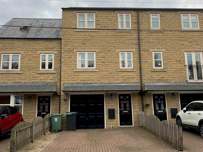4 Bedroom Town House To Rent In South Brook Gardens, Mirfield, WF14