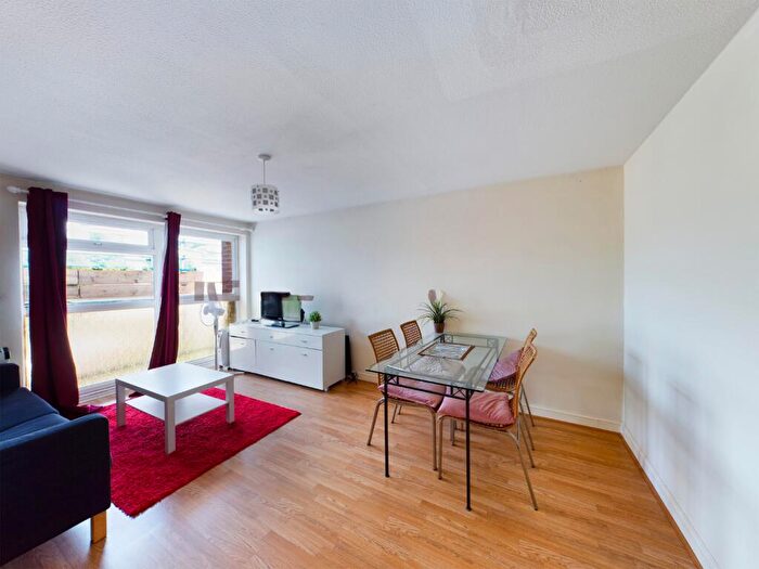 1 Bedroom Flat For Sale In Edwards Court, Slough, SL1