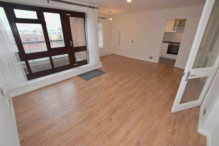 2 Bedroom Flat To Rent In Friern Park, London, N12