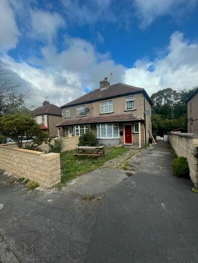 3 Bedroom Semi-Detached House To Rent In Lesmere Grove, Bradford, BD7