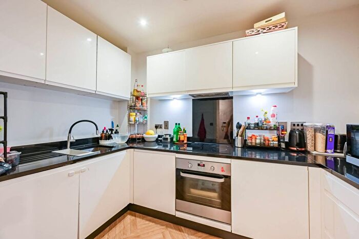 3 Bedroom Flat To Rent In Clarence Avenue, Ilford, IG2