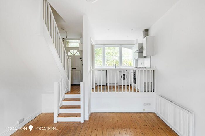 2 Bedroom Terraced House To Rent In Shacklewell Lane, London, E8