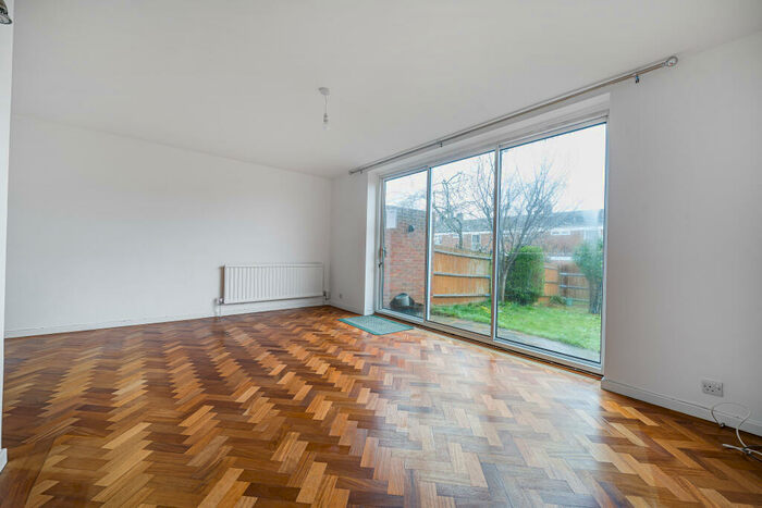 3 Bedroom House To Rent In Brenchley Close, Bromley, BR2