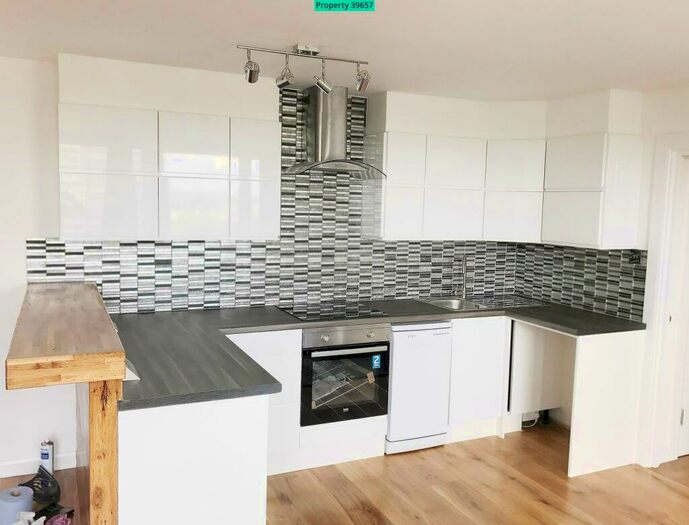 3 Bedroom Flat To Rent In Whitgift House, Westbridge Road, London, SW11