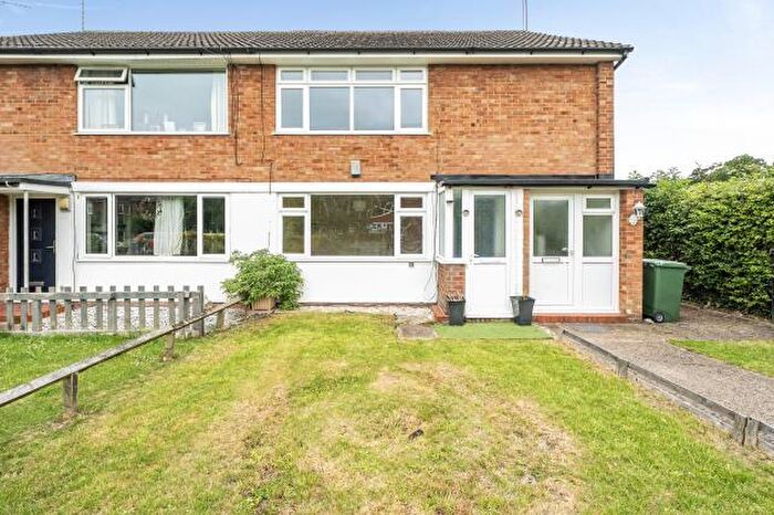 2 Bedroom Maisonette For Sale In Ingram Avenue, Aylesbury, HP21
