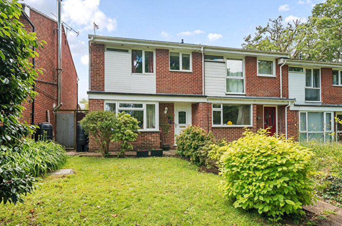 3 Bedroom End Of Terrace House For Sale In Oakwood Drive, Lordswood, Southampton, Hampshire, SO16