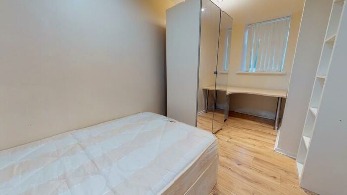 3 Bedroom Flat To Rent In Moorland Avenue, Hyde Park, Leeds, LS6