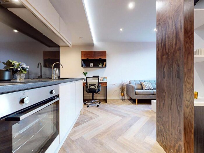 Apartment To Rent In Apt, Live Oasis Wade Lane #, LS2