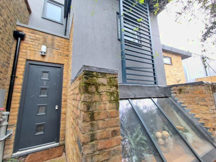 2 Bedroom Maisonette To Rent In Stoke Newington High Street, London, N16