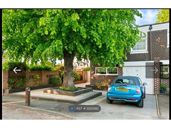 4 Bedroom End Of Terrace House To Rent In The Mallards, Surrey, TW18