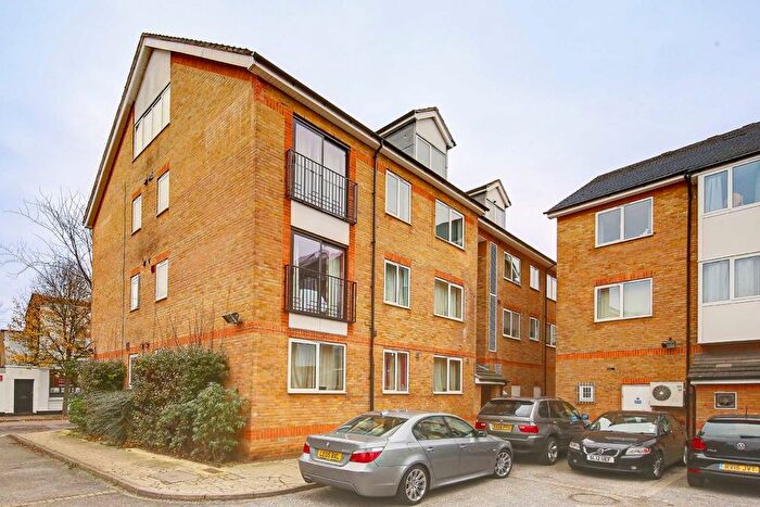 1 Bedroom Flat To Rent In Cairngorm Close, Teddington, TW11