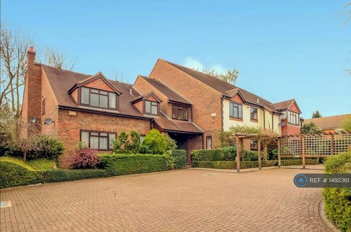 2 Bedroom Flat To Rent In Olde Court, Northwood, HA6