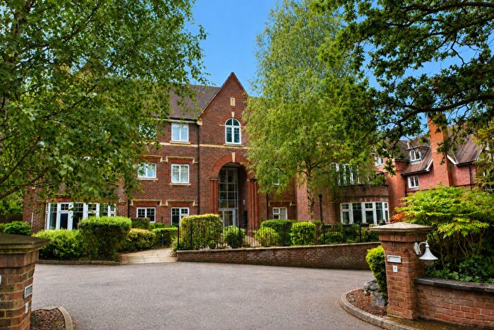 2 Bedroom Apartment For Sale In Queens Road, Weybridge, KT13