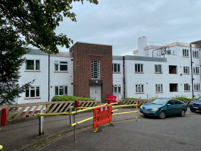 3 Bedroom Flat To Rent In The Woodlands London, SE19