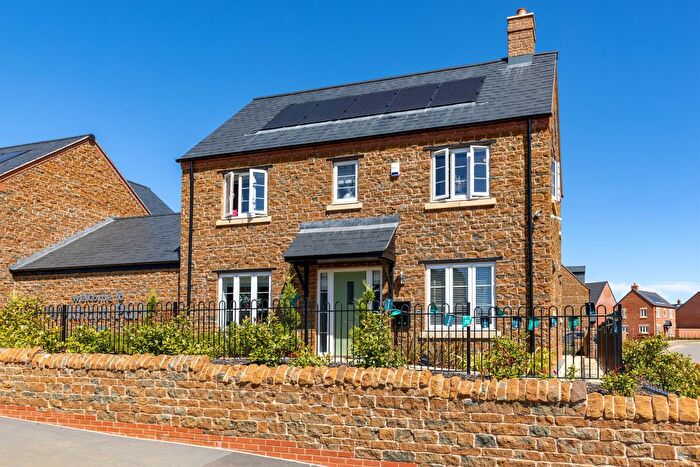 4 Bedroom Detached House For Sale In Bloxham Road, Banbury, OX16