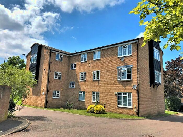 2 Bedroom Flat To Rent In Mayford Close, Beckenham, BR3