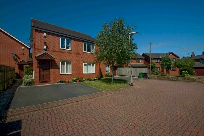 2 Bedroom Flat To Rent In Farnley View, Drighlington, Bradford, BD11