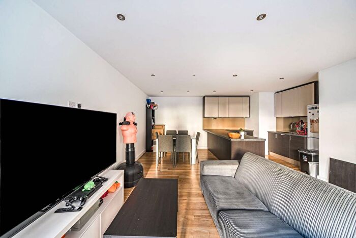 2 Bedroom Flat To Rent In East Drive, Colindale, London, NW9