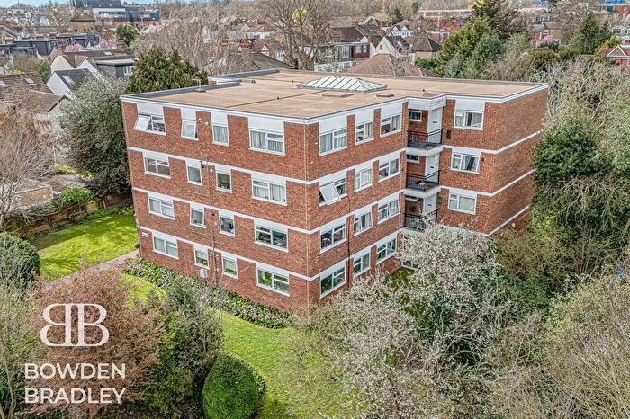 2 Bedroom Flat For Sale In Lynwood Close, South Woodford, E18