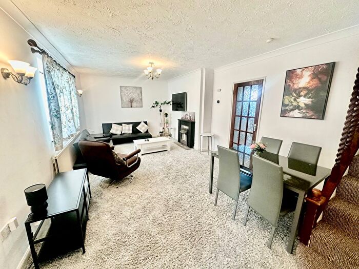 3 Bedroom Property To Rent In Brocket Way, Chigwell, IG7